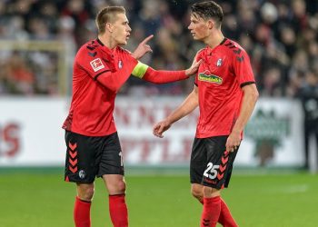 Läuft bei ihm: Robin Koch mit Nils Petersen vom SC Freiburg!