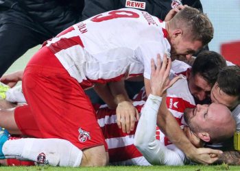 Konstantin Rausch flankt, Simon Terodde trifft zum Derbysieg für den 1. FC Köln