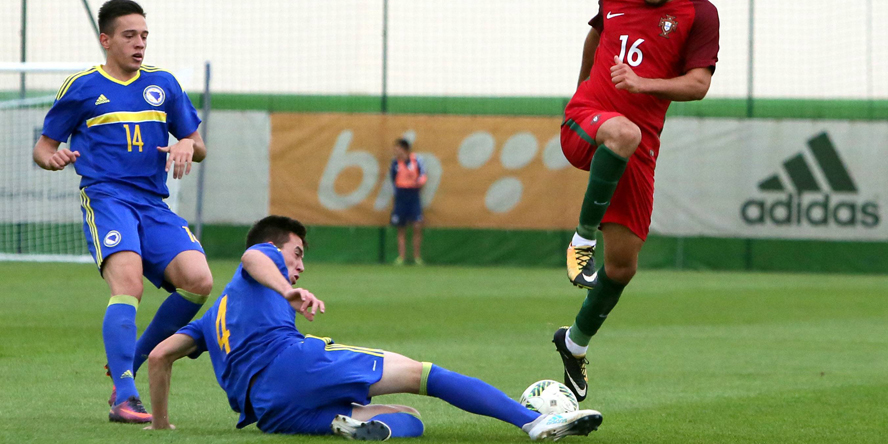 Marian Cavar beim Tackling während eins Matchs der bosnischen U21.