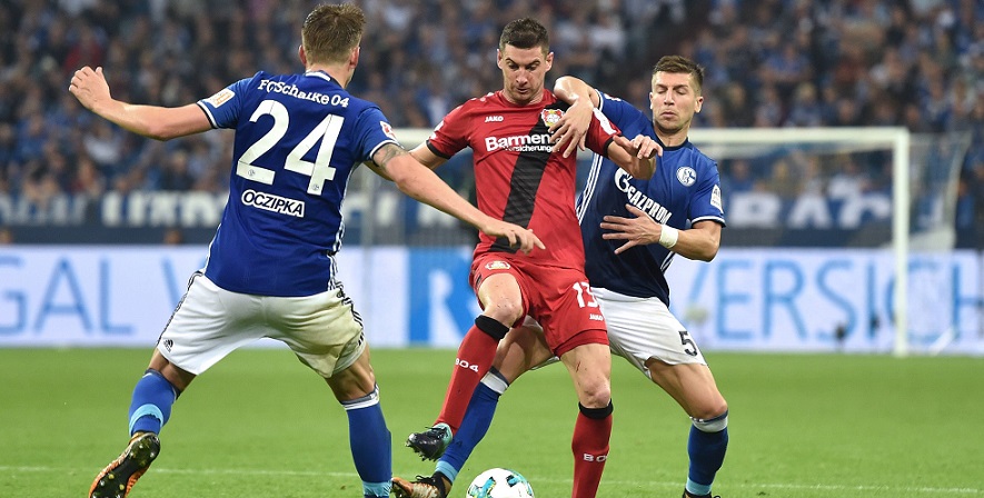 Im Kampf vereint: Alario und Nastasic von Leverkusen und Schalke