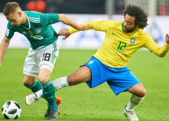 Brasiliens Marcelo im Zweikampf mit Deutschlands Joshua Kimmich
