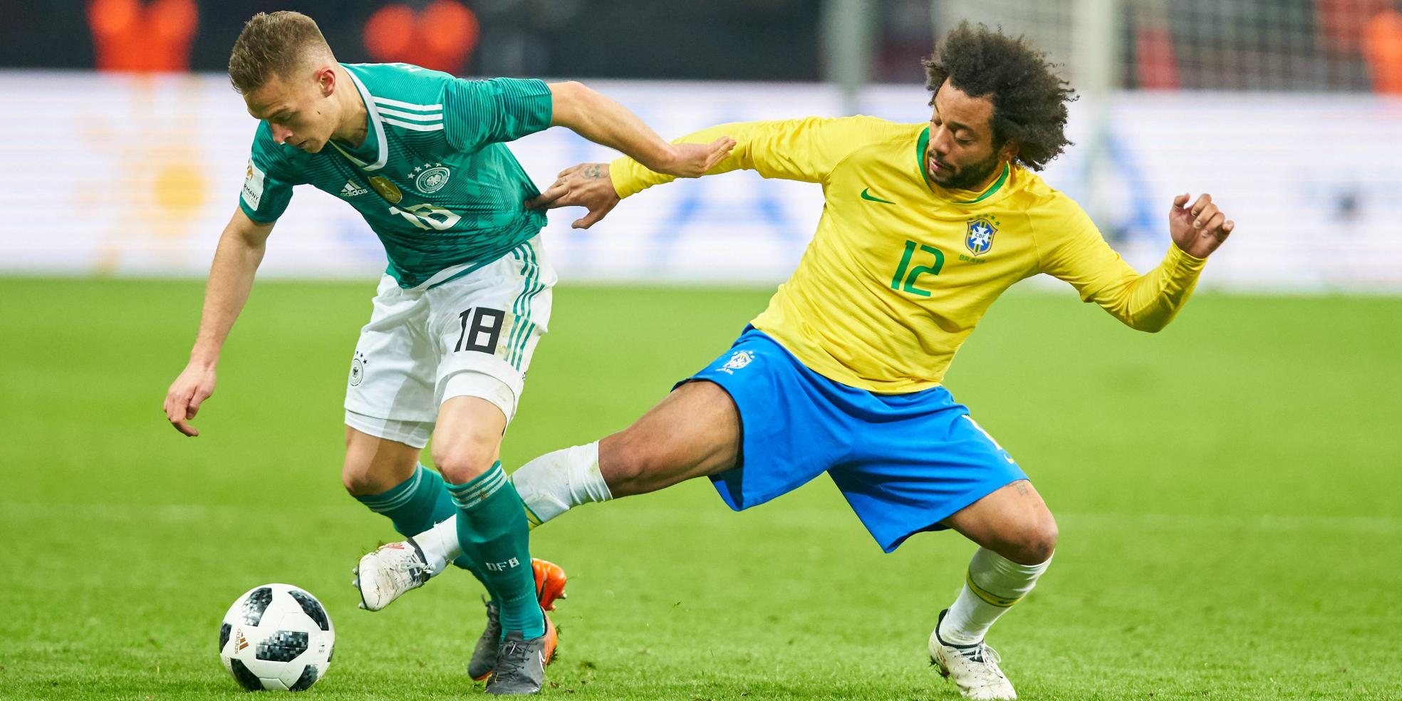 Brasiliens Marcelo im Zweikampf mit Deutschlands Joshua Kimmich