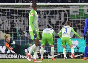 Paul Verhaegh verschießt Wolfsburgs Elfmeter gegen Schalke