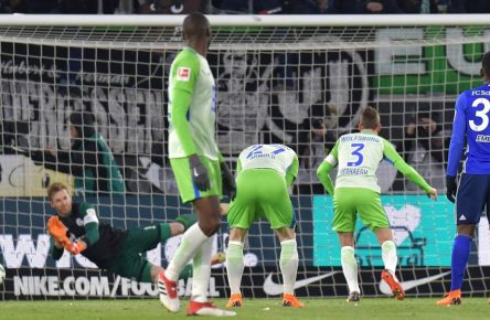 Paul Verhaegh verschießt Wolfsburgs Elfmeter gegen Schalke
