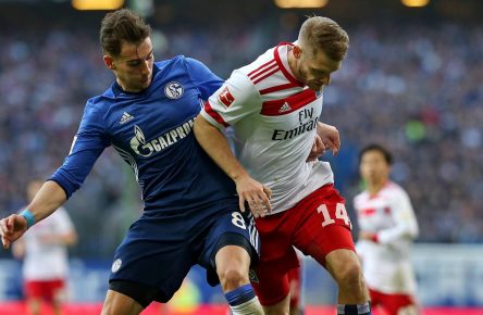 HSV-Spieler Aaron Hunt im Zweikampf mit Schalkes Leon Goretzka