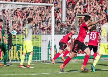Lucas Höler trifft zum 3:2 des SC Freiburg gegen Köln