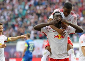Jean-Kevin Augustin und Ademola Lookman von RB Leipzig feiern