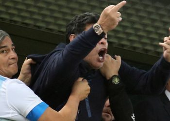 Diego Maradona fiel beim Sieg der Argentinier gegen Nigeria durch seltsames Verhalten auf.