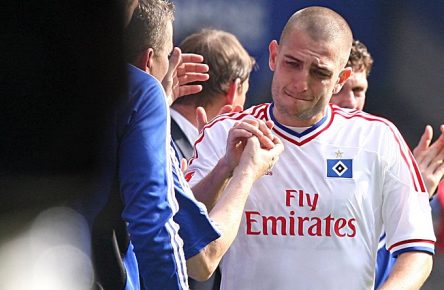 Bildnummer: 10473207  Datum: 28.04.2012  Copyright: imago/MIS
28.04.2012, Fussball 1.Bundesliga Saison 2011/2012, 33.Spieltag, Hamburger SV - FSV Mainz 05 , in der Imtech-Arena Hamburg. Auswechslung HSV , Mladen Petric (Hamburg) ; GER 2011 xns x0x 2012 quadrat Fussball Soccer Football Herren Männer saison 2011 2012 2011 2012 11 12 Deutschland Deutsche Bundesliga 1.Liga HSV cm Aktion 

Image number 10473207 date 28 04 2012 Copyright imago MIS 28 04 2012 Football 1 Bundesliga Season 2011 2012 33 Matchday Hamburg SV FSV Mainz 05 in the Imtech Arena Hamburg Replacement HSV Mladen Petric Hamburg ger 2011 xns x0x 2012 Square Football Soccer Football men Men Season 2011 2012 2011 2012 11 12 Germany German Bundesliga 1 League HSV cm Action shot
