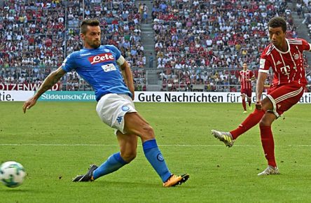 02.08.2017, Fussball 1.Liga 2017/2018, AUDI-Cup 2017, Spiel um Platz 3: SSC Neapel - FC Bayern München, in der Allianz-Arena München, re: Timothy Tillman (re, Bayern München) Schuss. PUBLICATIONxNOTxINxSUI

02 08 2017 Football 1 League 2017 2018 Audi Cup 2017 Game to square 3 SSC Naples FC Bavaria Munich in the Alliance Arena Munich right Timothy Tillman right Bavaria Munich shot PUBLICATIONxNOTxINxSUI