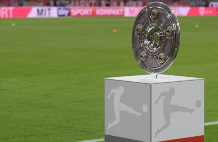 24.08.2018, Fussball GER, Saison 2018 2019, 1. Bundesliga, 1. Spieltag, FC Bayern Muenchen - TSG Hoffenheim 3:1, Die Meisterschale wird praesentiert DFL REGULATIONS PROHIBIT ANY USE OF PHOTOGRAPHS AS IMAGE SEQUENCES AND/OR QUASI-VIDEO. *** 24 08 2018 Soccer GER Season 2018 2019 1 Bundesliga 1 Gameday FC Bayern Muenchen TSG Hoffenheim 3 1 The championship cup is presented DFL REGULATIONS PROHIBIT ANY USE OF PHOTOGRAPHS AS IMAGE SEQUENCES AND OR QUASI VIDEO Team2