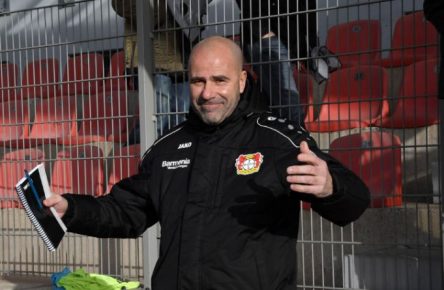 Gut gelaunt schon vor dem erfolgreichen Testkick: Leverkusen-Coach Peter Bosz