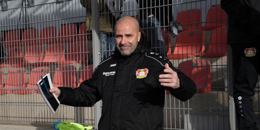Gut gelaunt schon vor dem erfolgreichen Testkick: Leverkusen-Coach Peter Bosz