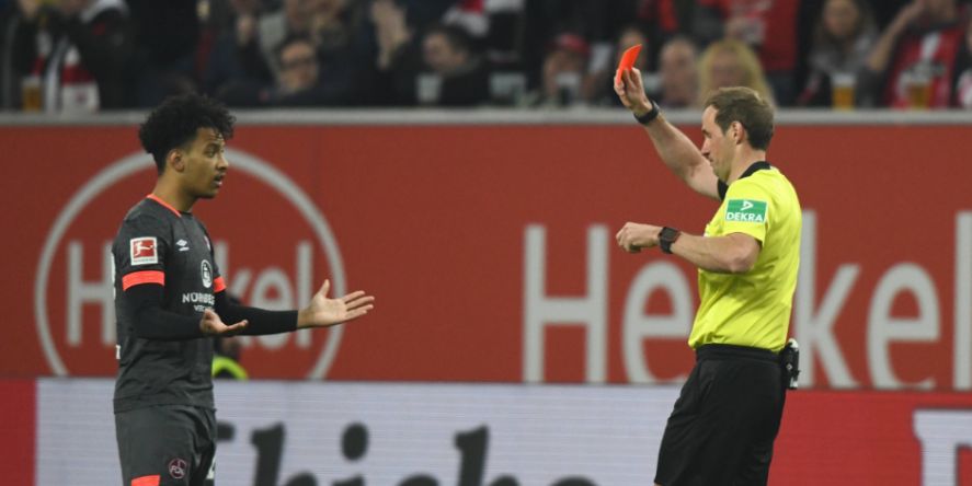 -14: Nach zwei Minuten mit Rot vom Platzt kam nicht nur den 1.FC Nürnberg teuer zu stehen