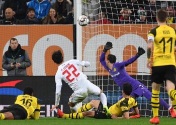 Dong-Won Ji trifft gegen Borussia Dortmund