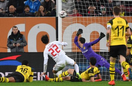 Dong-Won Ji trifft gegen Borussia Dortmund
