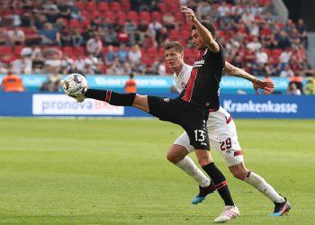 Lucas Alario von Bayer Leverkusen kontrolliert den Ball artistisch