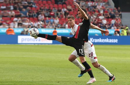 Lucas Alario von Bayer Leverkusen kontrolliert den Ball artistisch