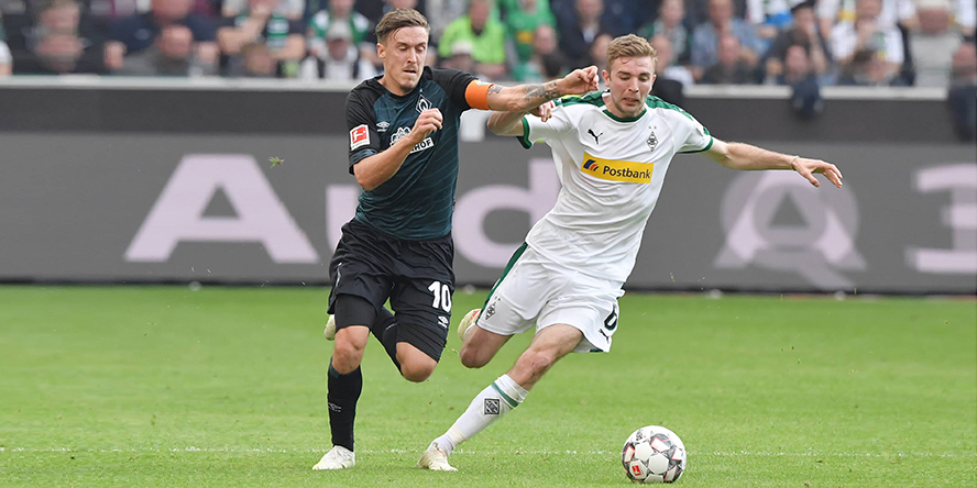 Christoph Kramer von Borussia Moenchengladbach im Zweikampf mit Max Kruse von Werder Bremen