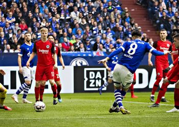 Suat Serdar vom FC Schalke 04 erzielt gegen Frankfurt das zwischenzeitliche 1:1