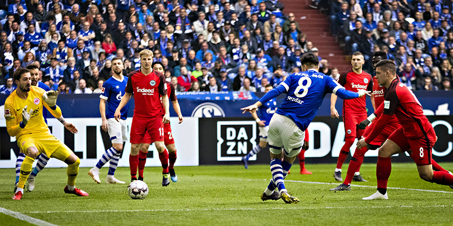Suat Serdar vom FC Schalke 04 erzielt gegen Frankfurt das zwischenzeitliche 1:1