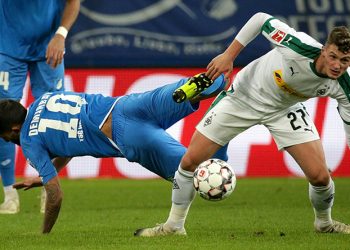 Mickael Cuisance von Borussia Mönchengladbach setzt sich gegen Kerem Demirbay durch