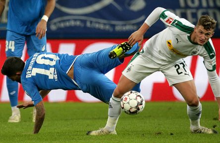 Mickael Cuisance von Borussia Mönchengladbach setzt sich gegen Kerem Demirbay durch