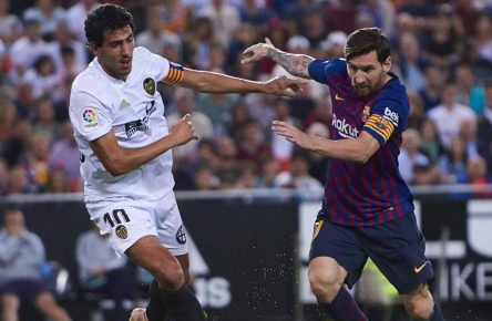 Dani Parejo im Zweikampf mit Lionel Messi
