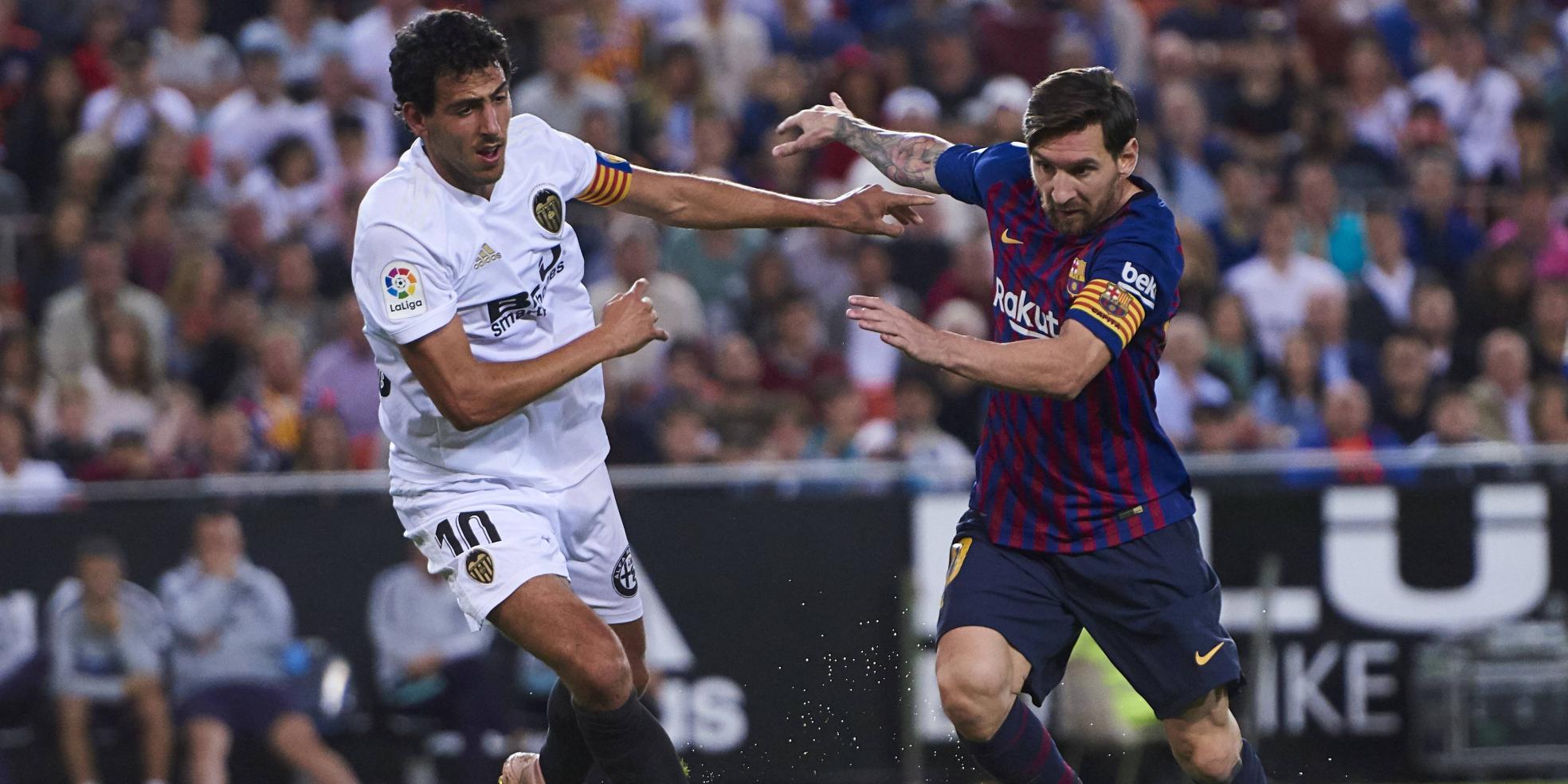 Dani Parejo im Zweikampf mit Lionel Messi