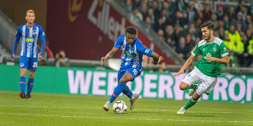 Javairo Dilrosun von Hertha BSC setzt sich gegen Nuri Sahin vom SV Werder Bremen durch