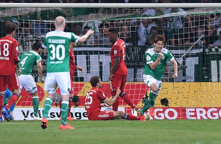 Yuya Osako vom SV Werder Bremen jubelt über seinen Treffer gegen den FC Bayern München