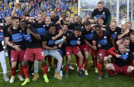 Die Mannschaft von Paderborn feiert den Aufstieg, Jubel, jubeln, Freude, Sieg, freuen, Erfolg, Fussball 2. Bundesliga, 34. Spieltag, Dynamo Dresden (DD) - SC Paderborn 07 (PB) 3:1, am 19.05.2019 in Dresden/ Deutschland. Â *** The team of Paderborn celebrates the rise, jubilation, cheer, joy, victory, rejoice, success, football 2 Bundesliga, 34 game day, Dynamo Dresden DD SC Paderborn 07 PB 3 1, on 19 05 2019 in Dresden Germany Â
