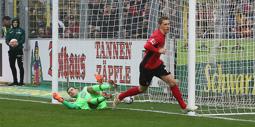 Nils Petersen vom SC Freiburg trifft gegen Hertha BSC