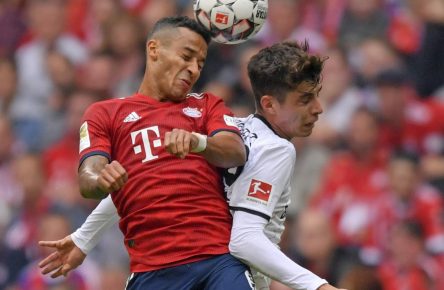 Thiago Alcantara im Zweikampf mit Kai Havertz