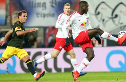 Dayot Upamecano von RB Leipzig behauptet sich gegen Mario Götze