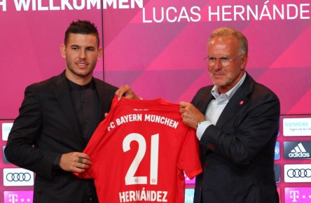 Bayern-Neuzugang Lucas Hernandez mit Karl-Heinz Rummenigge