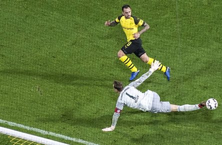 Paco Alcacer trifft für Borussia Dortmund gegen den FC Bayern München