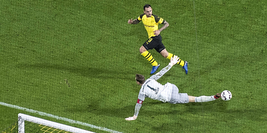 Paco Alcacer trifft für Borussia Dortmund gegen den FC Bayern München