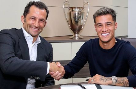 München, Deutschland, 19.08.2019 Hasan SALIHAMIDZIC (Sportdirektor, FCB) li,. bei der Vertragsunterzeichung von Philippe COUTINHO (FC Bayern Muenchen (R) im Büro des FCB an der Saebener 9 in München Germany. (Photo by Pool/ FC Bayern) *** Munich, Germany, 19 08 2019 Hasan SALIHAMIDZIC Sports Director, FCB li, at the signing of the contract by Philippe COUTINHO FC Bayern Muenchen R in the FCB office at Saebener 9 in Munich Germany Photo by Pool FC Bayern