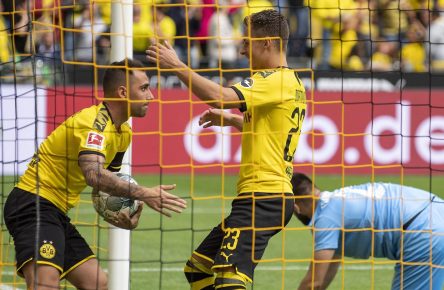 Paco Alcacer und Thorgan Hazard von Borussia Dortmund