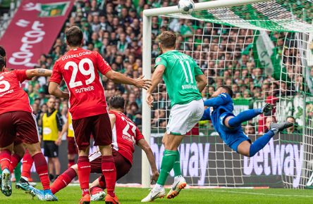 Niclas Füllkrug vom SV Werder Bremen scheitert an Zack Steffen im Tor von Fortuna Düsseldorf