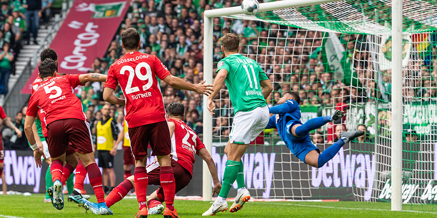 Niclas Füllkrug vom SV Werder Bremen scheitert an Zack Steffen im Tor von Fortuna Düsseldorf