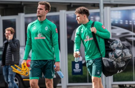 Sebastian Langkamp (l.) und Milos Veljkovic trainierte am Dienstag wieder mit der Mannschaft des SV Werder Bremen.