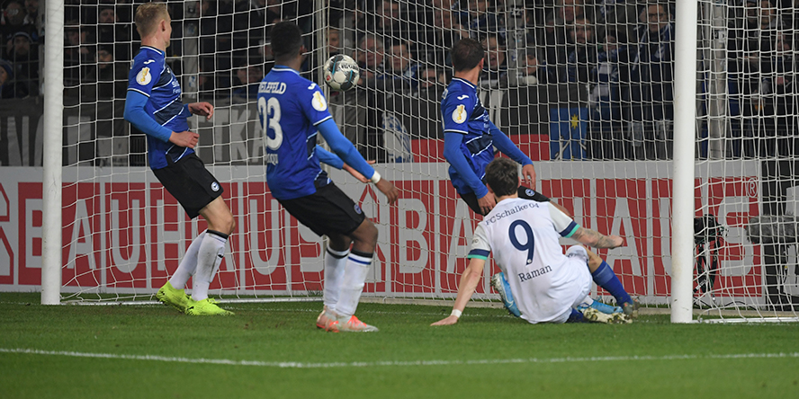 Benito Raman vom FC Schalke 04 erzielt das 3:0 bei Arminia Bielefeld im DFB-Pokal