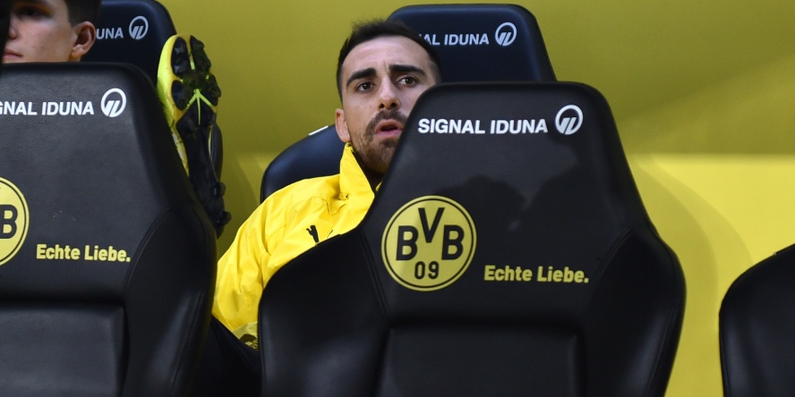 Paco Alcacer sitzt beim BVB aktuell nur auf der Bank.