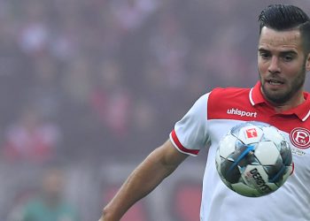 Niko Gießelmann am Ball für Fortuna Düsseldorf