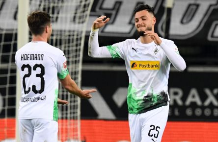 Jonas Hofmann und Ramy Bensebaini von Borussia Mönchengladbach
