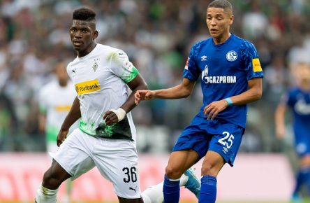 Moenchengladbach, Germany 17.08.2019, 1. Bundesliga, 1. Spieltag, Borussia Moenchengladbach - FC Schalke 04, Amine Harit (S04) und Breel Embolo (BMG) im Zweikampf ( Defodi-01061007607 *** Moenchengladbach, Germany 17 08 2019, 1 Bundesliga, 1 Matchday, Borussia Moenchengladbach FC Schalke 04, Amine Harit S04 and Breel Embolo BMG in the duel Defodi 01061007607 Defodi-061 DFL REGULATIONS PROHIBIT ANY USE OF PHOTOGRAPHS AS IMAGE SEQUENCES AND/OR QUASI-VIDEO.