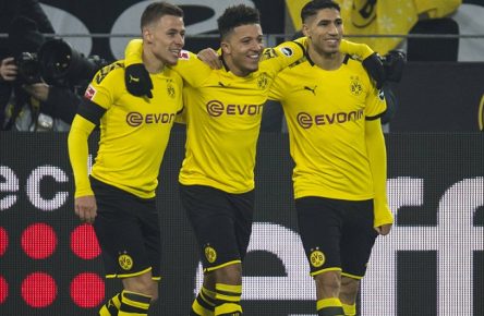 Fußball: 1. Bundesliga, Saison 2019/2020, 19. Spieltag, Borussia Dortmund - 1. FC Köln am 24.01.2020 im Signal Iduna Park in Dortmund Nordrhein-Westfalen. Torjubel, Jubel, Freude von Thorgan HAZARD Borussia Dortmund Jadon SANCHO Borussia Dortmund Achraf HAKIMI Borussia Dortmund ganze Figur, DFL REGULATIONS PROHIBIT ANY USE OF PHOTOGRAPHS AS IMAGE SEQUENCES AND/OR QUASI-VIDEO. *** Football 1 Bundesliga, Season 2019 2020, 19 Matchday, Borussia Dortmund 1 FC Köln on 24 01 2020 at Signal Iduna Park in Dortmund Nordrhein Westfalen Goal celebration, cheers, joy by Thorgan HAZARD Borussia Dortmund Jadon SANCHO Borussia Dortmund Achraf HAKIMI Borussia Dortmund whole figure, DFL REGULATIONS PROHIBIT ANY USE OF PHOTOGRAPHS AS IMAGE SEQUENCES AND OR QUASI VIDEO Copyright: xKirchner/ChristopherxNeundorfx