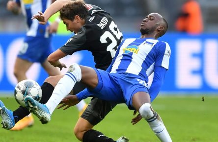 Dodi Lukebakio Hertha BSC, beim Zweikampf mit Robert Skov Hoffenheim, Hertha BSC Berlin - TSG 1899 Hoffenheim 1. Bundesliga 2019/2020, 1. BL, 1. Bundesliga, DFL, Fußball, Fussball, soccer, Herren, Männer, Maenner, Deutschland, Germany Berlin, 26.10.2019, Olympiastadion DFL REGULATIONS PROHIBIT ANY USE OF PHOTOGRAPHS AS IMAGE SEQUENCES AND/OR QUASI-VIDEO *** Dodi Lukebakio Hertha BSC , in the duel with Robert Skov Hoffenheim , Hertha BSC Berlin TSG 1899 Hoffenheim 1 Bundesliga 2019 2020, 1 BL, 1 Bundesliga, DFL, Football, Soccer, Soccer, Men, Men, Men, Germany, Germany Berlin, 26 10 2019, Olympiastadion DFL REGULATIONS PROHIBIT ANY USE OF PHOTOGRAPHS ASAGE SEQUENCES AND OR QUASI VIDEO